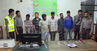 মোহাম্মদপুরে পুলিশের সাঁড়াশি অভিযানে গ্রেপ্তার ৬,  দেশিয় অস্ত্র উদ্ধার